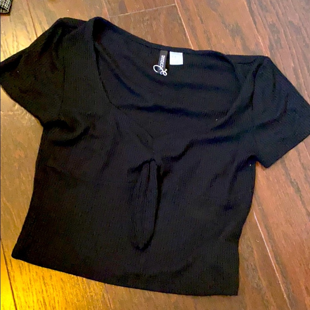 Crop top with tie in the middle